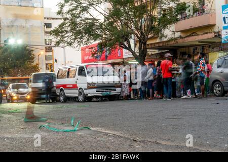 Maputo, Mozambico - 15 maggio 2019: Molte persone locali entrano in autobus nella capitale Foto Stock