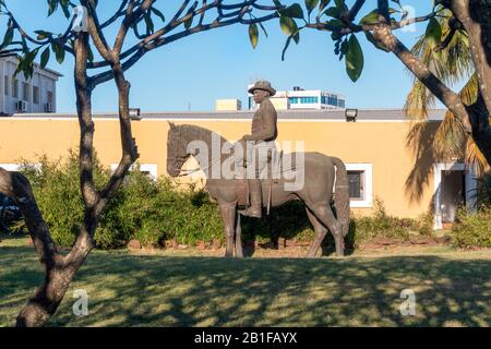 Una statua di un ufficiale di cavalleria sul cortile della fortezza di Maputo utilizzato come museo, Mozambico Foto Stock