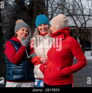 Senior Women Friends Passeggiate Nel Parco Dopo La Vita All'Aria Aperta Mattina Formazione E Conversazione. Stile Di Vita Attivo E Amicizia In Medio Oriente. Foto Stock