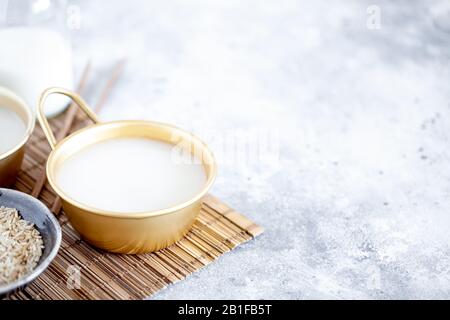 Il riso Makgeolli è uno dei più antichi vini coreani tradizionali fermentati. Bevanda sana asiatica. Orientamento orizzontale Foto Stock