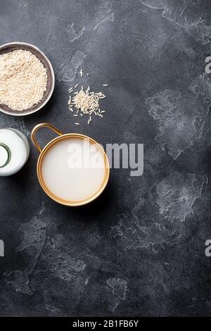 Il riso Makgeolli è uno dei più antichi alcolici tradizionali coreani fermentati su sfondo scuro Foto Stock