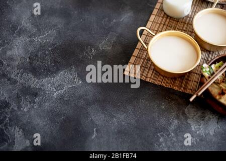 Il riso Makgeolli è uno dei più antichi alcolici tradizionali coreani fermentati su sfondo scuro Foto Stock