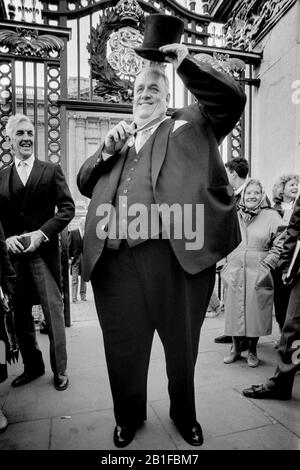 Cyril Smith MP. Fuori dalle porte di Buckingham Palace dopo la sua investitura come Cavaliere Bachelor. Novembre 1988 Foto Stock