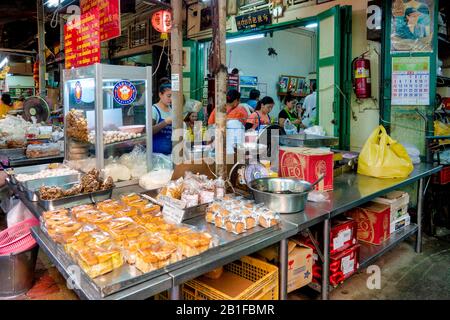 Venditori alimentari nel Talat Kao Old Market in Soi 6 di Yaowarat Road, Bangkok, Thailandia Foto Stock