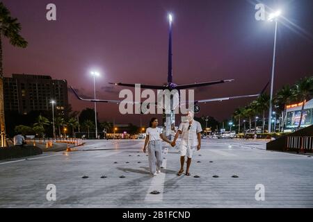 Pattaya Thailandia Gennaio 2020, fronte vuoto del centro commerciale Terminal 21 con coppia a piedi in aereo durante il tramonto Foto Stock