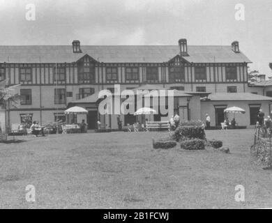 Grand Hotel Road Nuwara Eliya, Nuwaraeliya, Sri Lanka. 1958. Foto Stock