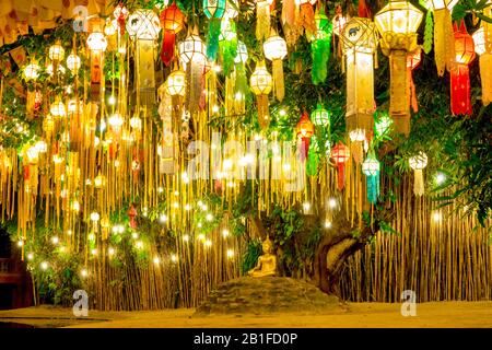 Immagine di Buddha seduta sotto un albero di Bodhi in Wat Phan Tao, Chiang mai, Thailandia Foto Stock