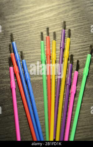 LIBRO DA COLORARE: Un assortimento di pennelli di colore arcobaleno Foto Stock