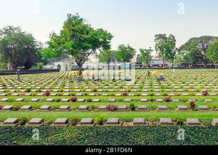 Kanchanaburi THAILANDIA - 21 FEBBRAIO: I Lavoratori non identificati rinnovano e decorano i fiori al cimitero di guerra alleato di Kanchanaburi il 21 febbraio 2020 a Ka Foto Stock