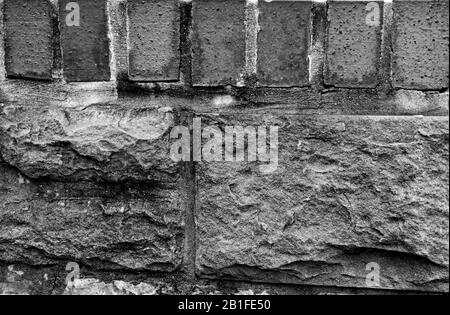 Primo piano di un vecchio muro di mattoni Foto Stock