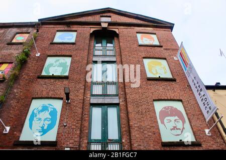 Bar e club a tema Beatles in matthew Street liverpool england UK con erici il club caverna, museo e negozi Foto Stock