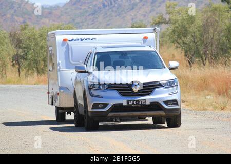 Piccola carovana sulla strada in outback Australia. Foto Stock