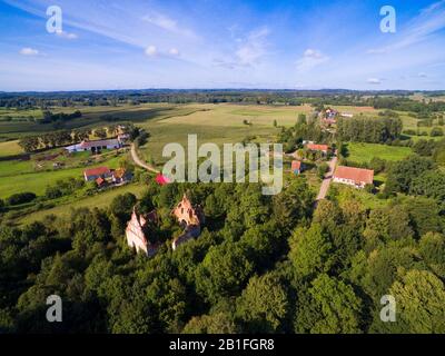 Rovine di chiesa luterana a forma di croce durante la stagione estiva, Gorne, Polonia (ex Gurnen, Prussia orientale) Foto Stock