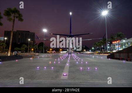 Pattaya Thailandia Gennaio 2020, fronte vuoto del centro commerciale Terminal 21 con coppia a piedi in aereo durante il tramonto Foto Stock