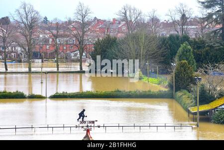 Il bowling Severnside Club è fortemente sottomarino dal fiume Severn a Shrewsbury. Foto Stock