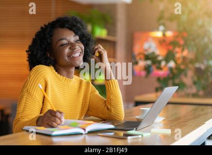 Giovane afro donna che sogna di carriera di successo Foto Stock