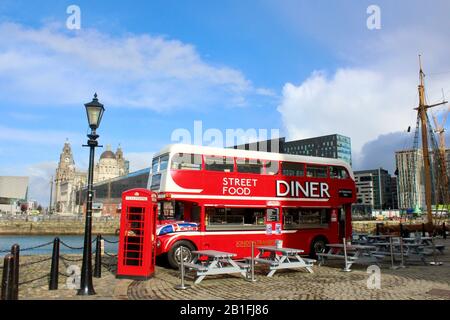 Autobus Red routemaster che vende cibo di strada al Royal albert Dock liverpool inghilterra UK Foto Stock