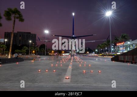 Pattaya Thailandia Gennaio 2020, fronte vuoto del centro commerciale Terminal 21 con coppia a piedi in aereo durante il tramonto Foto Stock