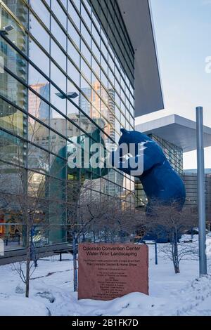 Denver, 14 FEBBRAIO: Vista mattutina del famoso Big Blue Bear presso il Convention Center il 14 FEBBRAIO 2020 a Denver, Colorado Foto Stock