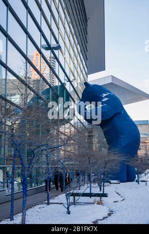 Denver, 14 FEBBRAIO: Vista mattutina del famoso Big Blue Bear presso il Convention Center il 14 FEBBRAIO 2020 a Denver, Colorado Foto Stock