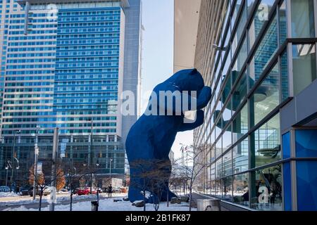 Denver, 14 FEBBRAIO: Vista mattutina del famoso Big Blue Bear presso il Convention Center il 14 FEBBRAIO 2020 a Denver, Colorado Foto Stock