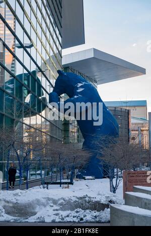 Denver, 14 FEBBRAIO: Vista mattutina del famoso Big Blue Bear presso il Convention Center il 14 FEBBRAIO 2020 a Denver, Colorado Foto Stock