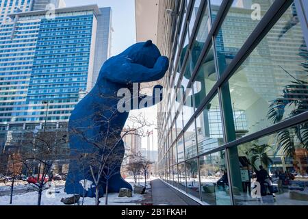 Denver, 14 FEBBRAIO: Vista mattutina del famoso Big Blue Bear presso il Convention Center il 14 FEBBRAIO 2020 a Denver, Colorado Foto Stock