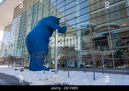 Denver, 14 FEBBRAIO: Vista mattutina del famoso Big Blue Bear presso il Convention Center il 14 FEBBRAIO 2020 a Denver, Colorado Foto Stock