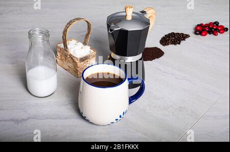 Il caffè preparato in una pentola di moka è pronto per bere. Foto Stock