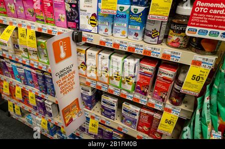 Tosse dei bambini e rimedi freddi sugli scaffali dei negozi di droga a New York giovedì 13 febbraio 2020 (© Richard B. Levine) Foto Stock