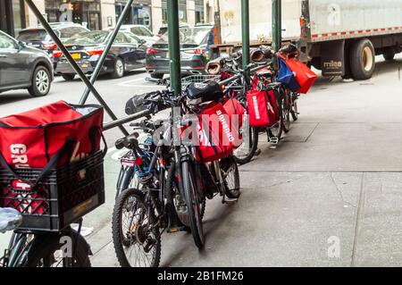 Una consegna di biciclette con totes a marchio GrubbHub nel quartiere Chelsea di New York domenica 16 febbraio 2020. (© Richard B. Levine) Foto Stock