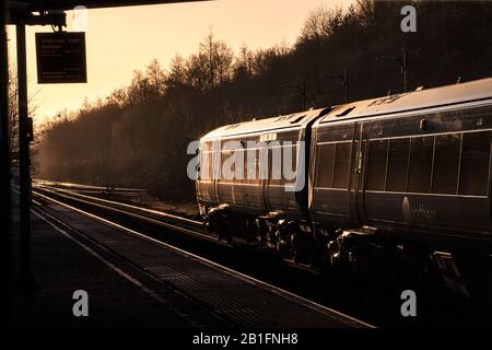 Arriva Northern rail Bombardier classe 170 Turbostar treno glinting al tramonto a Meadowhall Foto Stock