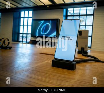 I visitatori dello showroom Samsung 837 del Meatpacking District di New York ammireranno lo smartphone Samsung Galaxy S20 sabato 22 febbraio 2020. (© Richard B. Levine) Foto Stock