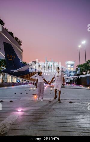 Pattaya Thailandia Gennaio 2020, fronte vuoto del centro commerciale Terminal 21 con coppia a piedi in aereo durante il tramonto Foto Stock