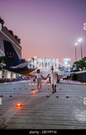 Pattaya Thailandia Gennaio 2020, fronte vuoto del centro commerciale Terminal 21 con coppia a piedi in aereo durante il tramonto Foto Stock