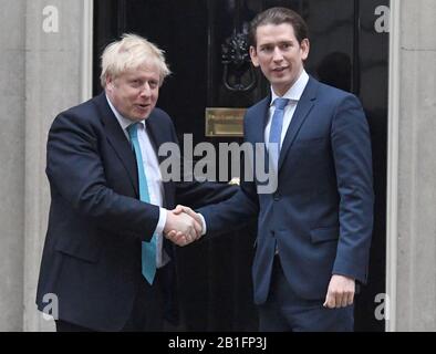 Il primo Ministro Boris Johnson saluta il Cancelliere austriaco Sebastian Kurz sulla scalinata 10 di Downing Street, Londra, prima di un incontro. Foto Stock