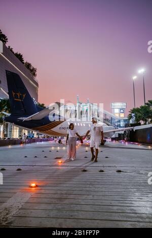 Pattaya Thailandia Gennaio 2020, fronte vuoto del centro commerciale Terminal 21 con coppia a piedi in aereo durante il tramonto Foto Stock