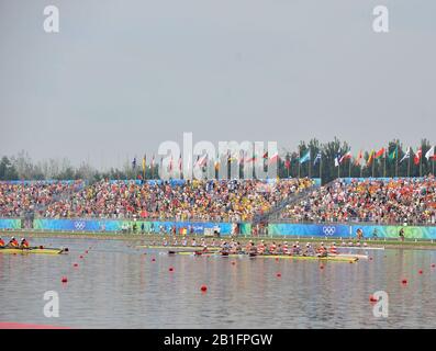 Shunyi, CINA. USA W8+, Bow, CAFARO Erin, SHOOP Lindsay, GOODALE Anna, LOGAN Elle, CUMMINS Anne, FRANCIA Susan, LIND Caroline, Stroke DAVIES Caryn e cox WHIPPLE Mary, vincendo e celebrando la medaglia d'argento, negli eights femminili alla Regata olimpica 2008, Shunyi Rowing Course. 12/08/2008 [Credito Obbligatorio: Peter Spurrier, Intersport Images] Foto Stock