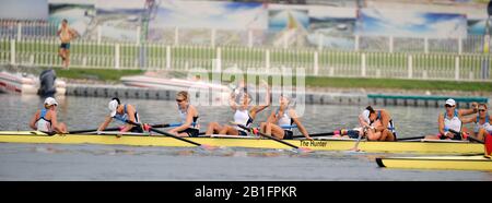 Shunyi, CINA. USA W8+, Bow, CAFARO Erin, SHOOP Lindsay, GOODALE Anna, LOGAN Elle, CUMMINS Anne, FRANCIA Susan, LIND Caroline, Stroke DAVIES Caryn e cox WHIPPLE Mary, vincendo e celebrando la medaglia d'oro, negli eights femminili alla Regata olimpica 2008, Shunyi Rowing Course. 12/08/2008 [Credito Obbligatorio: Peter Spurrier, Intersport Images] Foto Stock