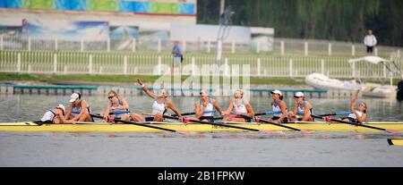 Shunyi, CINA. USA W8+, Bow, CAFARO Erin, SHOOP Lindsay, GOODALE Anna, LOGAN Elle, CUMMINS Anne, FRANCIA Susan, LIND Caroline, Stroke DAVIES Caryn e cox WHIPPLE Mary, vincendo e celebrando la medaglia d'argento, negli eights femminili alla Regata olimpica 2008, Shunyi Rowing Course. 12/08/2008 [Credito Obbligatorio: Peter Spurrier, Intersport Images] Foto Stock