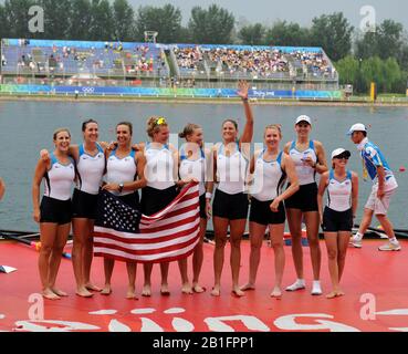 Shunyi, CINA. USA W8+, Bow, CAFARO Erin, SHOOP Lindsay, GOODALE Anna, LOGAN Elle, CUMMINS Anne, FRANCIA Susan, LIND Caroline, Stroke DAVIES Caryn e cox WHIPPLE Mary, vincendo e celebrando la medaglia d'argento, negli eights femminili alla Regata olimpica 2008, Shunyi Rowing Course. 12/08/2008 [Credito Obbligatorio: Peter Spurrier, Intersport Images] Foto Stock