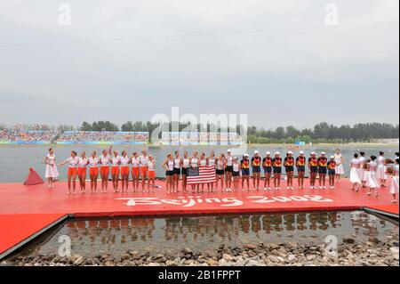 Shunyi, CINA. Presentazione Medaglia. Eights da donna. Da sinistra a destra, medaglia d'argento NED W8+, Medalista d'oro Center USA W8+ e medaglia di bronzo ROM olimpica W8+2008, corso di aratura Shunyi. Dom 17.08.2008. [Credito obbligatorio: Peter SPURRIER, Intersport Images. Center; Gold Medalist CHN W4X da sinistra a destra Bin Tang, Jin Ziwei, Aihua Xi, Yangyang Zhang) sinistra; Silver Medalist GBR W4X Annie VERNON, Debbie FLOOD, Frances HOUGHTON e Katerine GRAINGER a destra; Bronzo medaglia GER W4X sinistra a destra Britta Oppelt, Manuela Lutze, Kathrin Boron, Stephanie Schiller) Foto Stock