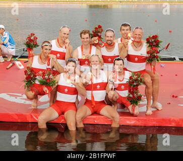 Shunyi, CINA. CAN M8+ Bow, LIGHT Kevin, RUTLEDGE ben, BYRNES Andrew, WETZEL Jake HOWARD Malcolm, SEITERLE Dominic, KREEK Adam Stroke HAMILTON Kyle e cox PRICE Brian vincere e celebrare la medaglia d'oro, negli uomini eights al 2008 Olympic Regatta, Shunyi Rowing Course. 17/08/2008 [Credito Obbligatorio: Peter Spurrier, Intersport Images] Foto Stock