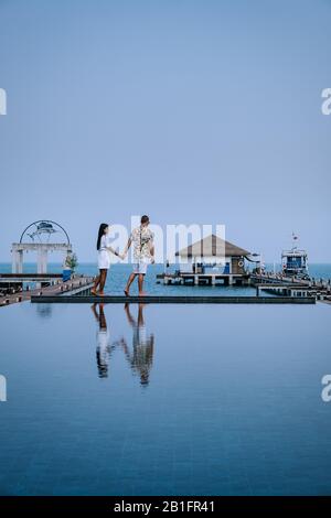 Bangsaray Pattaya Chonburi Thailandia gennaio 2020 piscina con vista sull'oceano Foto Stock