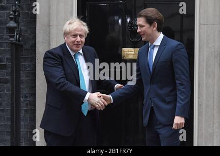 Il primo Ministro Boris Johnson saluta il Cancelliere austriaco Sebastian Kurz sulla scalinata 10 di Downing Street, Londra, prima di un incontro. Foto PA. Data Immagine: Martedì 25 Febbraio 2020. Photo credit dovrebbe leggere: Kirsty o'Connor/PA Wire Foto Stock