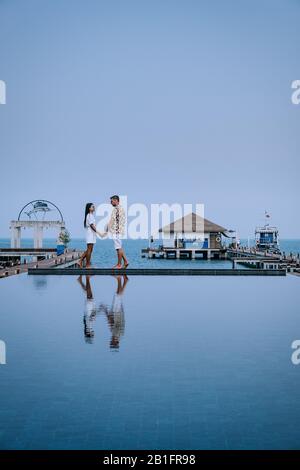 Bangsaray Pattaya Chonburi Thailandia gennaio 2020 piscina con vista sull'oceano Foto Stock