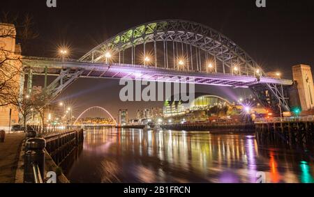 Lunga esposizione del ponte tyne di notte, con il ponte millenoum e salvia sullo sfondo Foto Stock