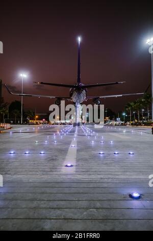 Pattaya Thailandia Gennaio 2020, fronte vuoto del centro commerciale Terminal 21 con coppia a piedi in aereo durante il tramonto Foto Stock