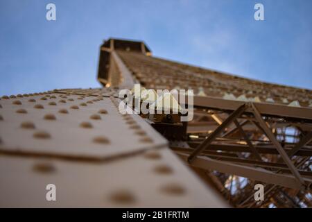 Vista esterna della Torre Eiffel sulla struttura metallica Foto Stock