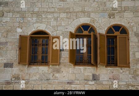 Finestre con copertura in pietra muro della vecchia Jaffa Foto Stock